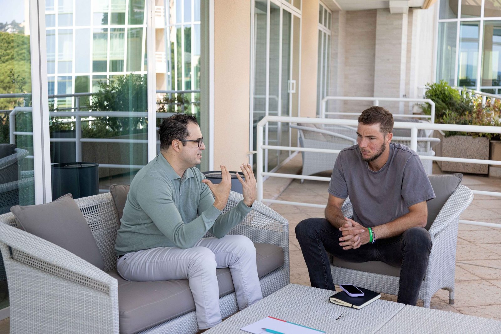 One-on-one mentoring session on a terrace in Monte-Carlo