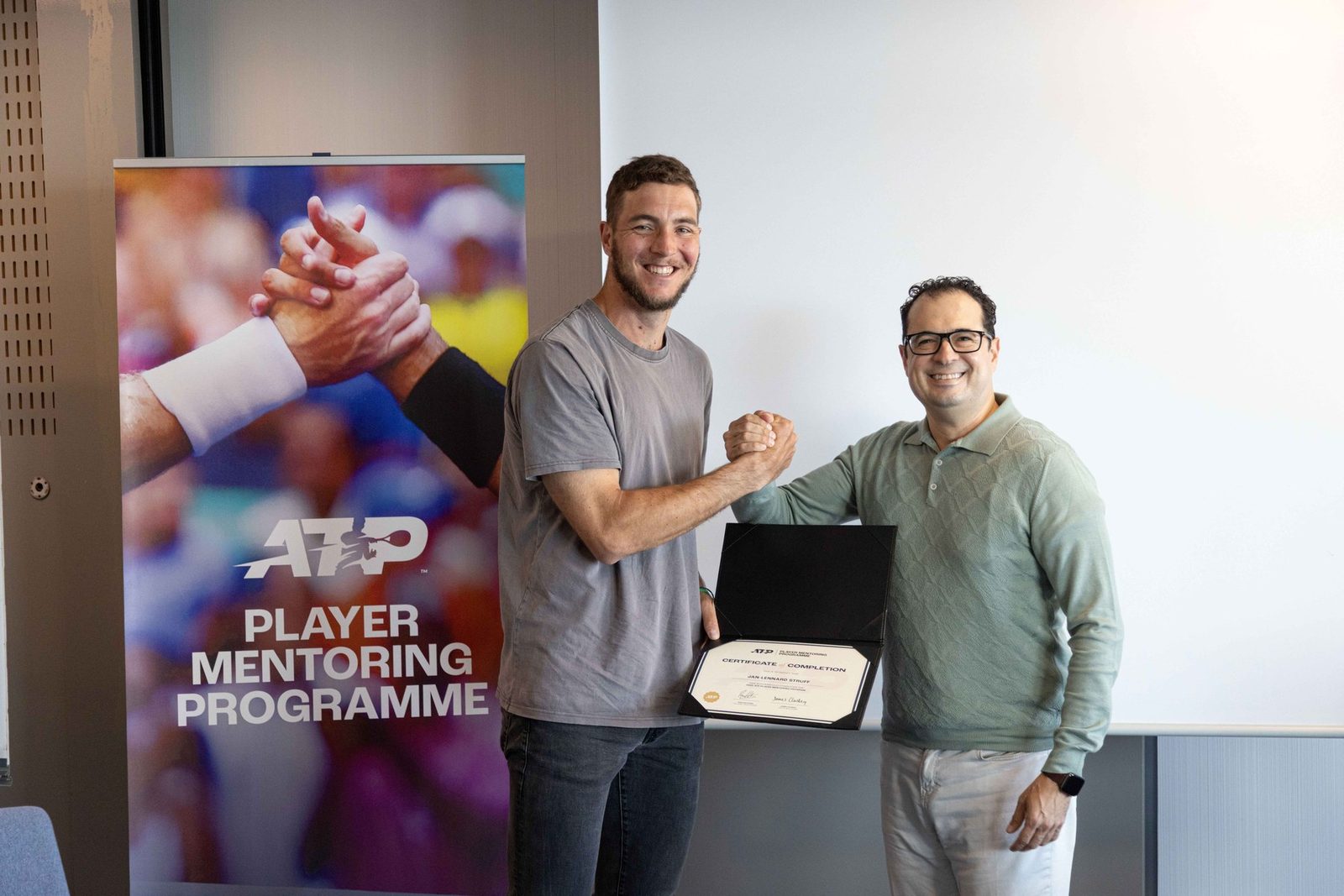 Christopher Beltran presenting Jan-Lennard Struff his programme certificate